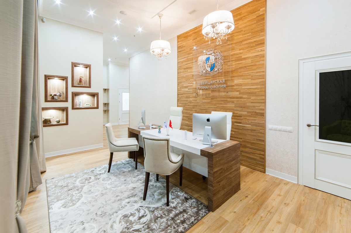 Пока идет оформление бумаг, глаза администратора и пациента всегда на одном уровне — это создает дополнительный комфорт при общении Портфолио Доминанта